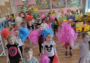 Dzieci ćwiczą układ taneczny do piosenki.